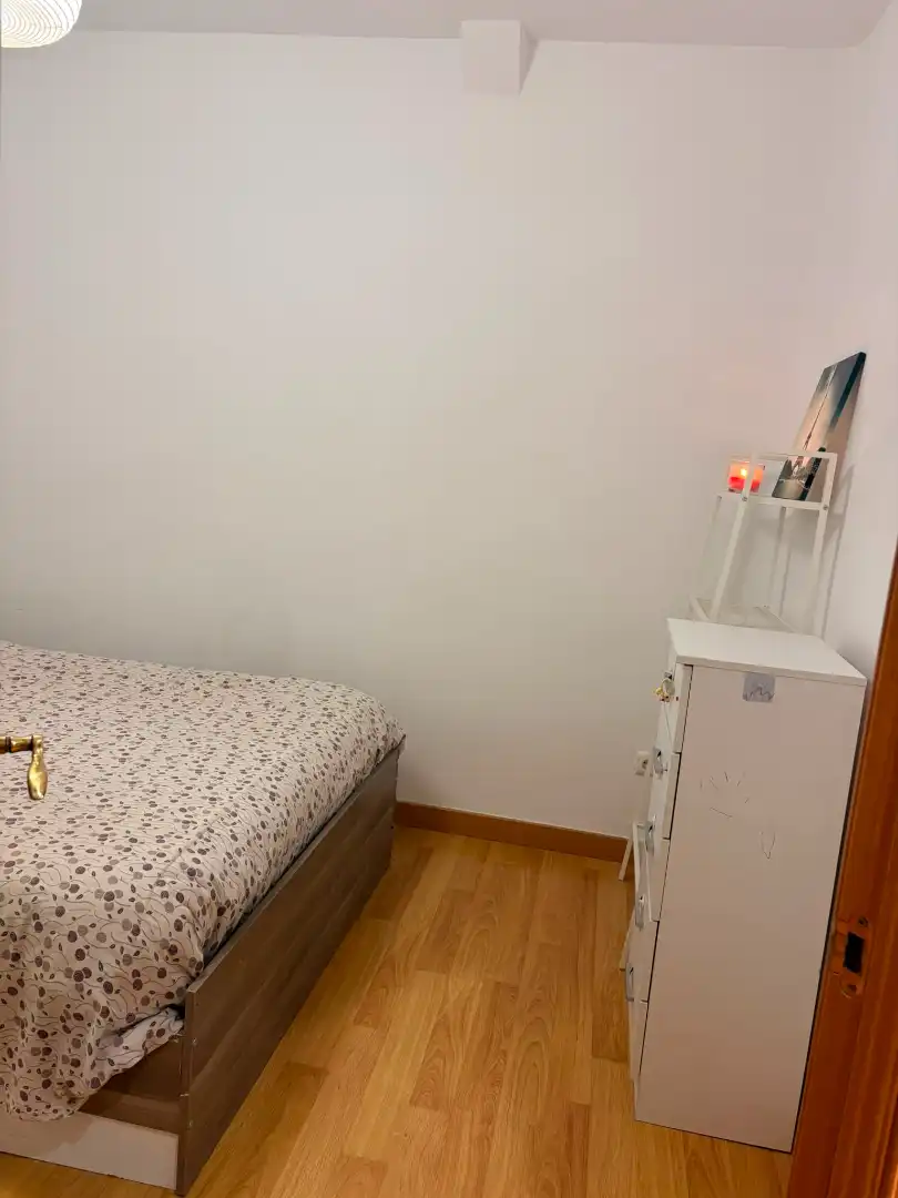 Dormitori de Pis per a compartir en Madrid amb Calefacció, Parquet i Moblat