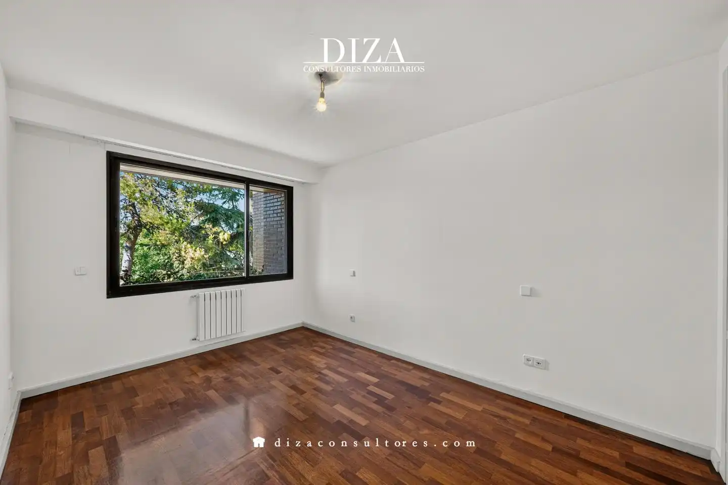 Dormitori de Casa adosada de lloguer en Madrid amb Aire condicionat, Calefacció i Jardí privat