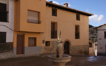 Vista exterior de Casa o xalet en venda en Castellote amb Jardí privat, Terrassa i Traster