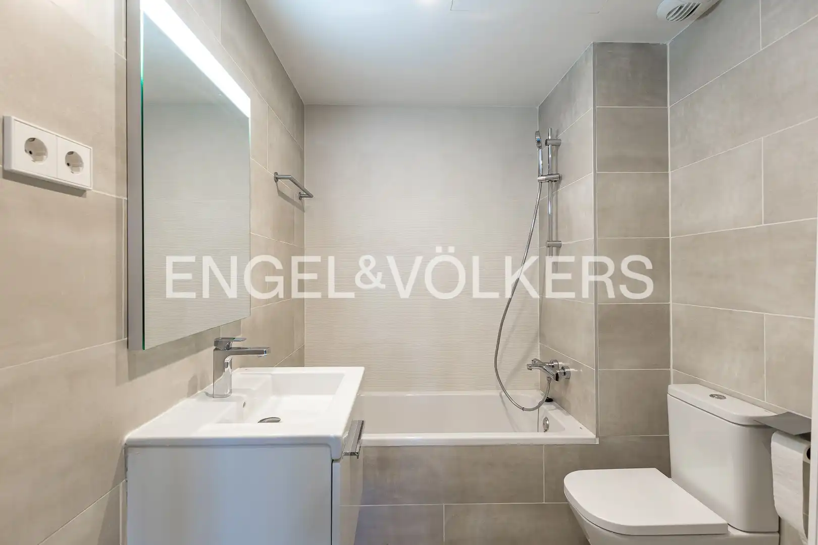 Bathroom of Flat for sale in L'Hospitalet de Llobregat  with Air Conditioner, Heating and Parquet flooring