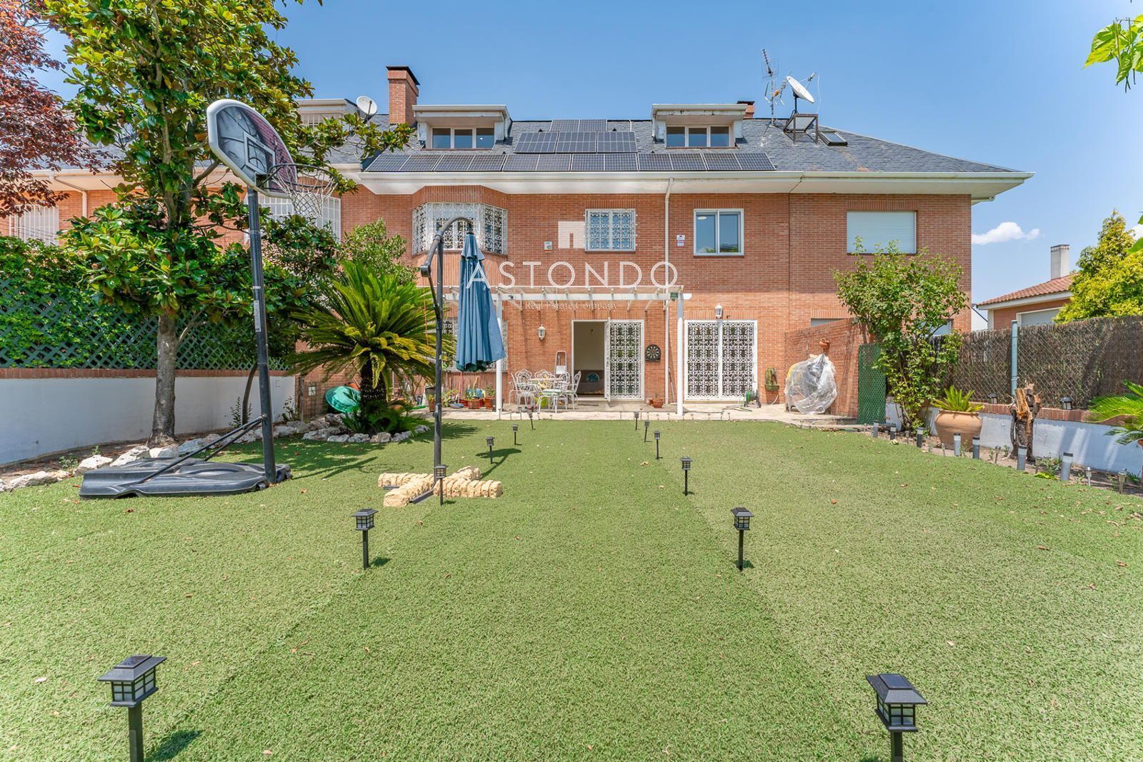 Jardín de Casa adosada en venta en  Madrid Capital con Calefacción, Trastero y Piscina