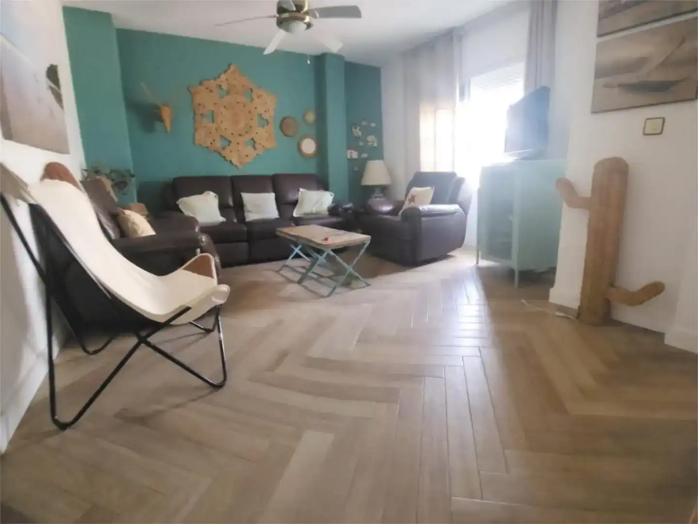Sala d'estar de Casa adosada de lloguer en Salobreña amb Jardí privat, Parquet i Piscina