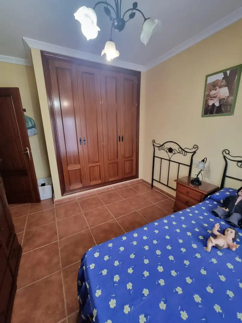 Dormitori de Casa adosada en venda en Algeciras amb Jardí privat, Traster i Piscina comunitària