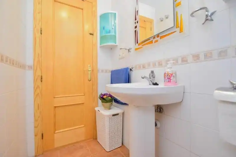 Bany de Casa o xalet en venda en Alhendín amb Jardí privat, Terrassa i Piscina comunitària