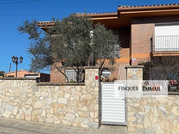 Casa con balcón en venta en Carrer Montnegre