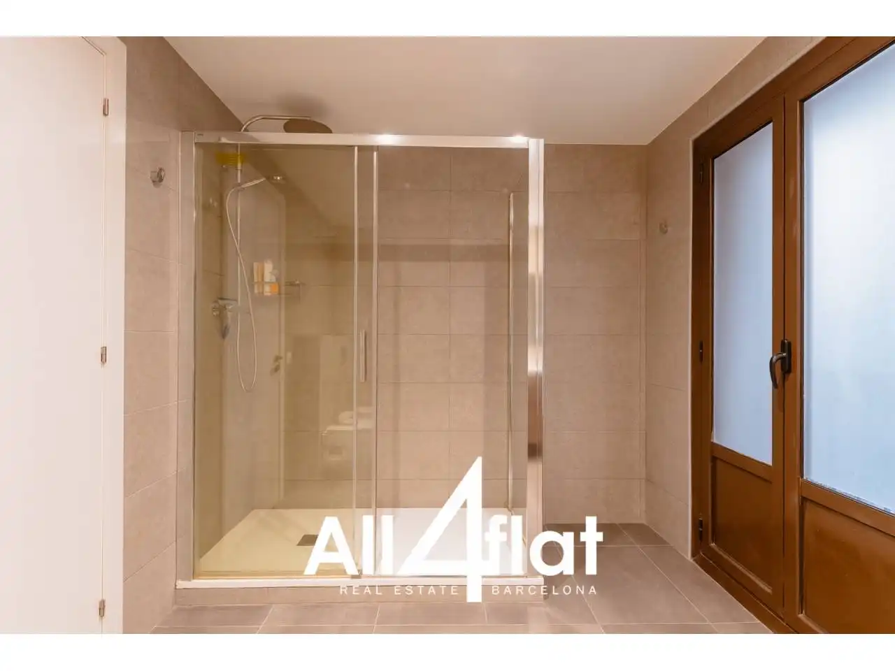 Badezimmer von Wohnung zur Miete in Barcelona mit Klimaanlage, Heizung und Parkett