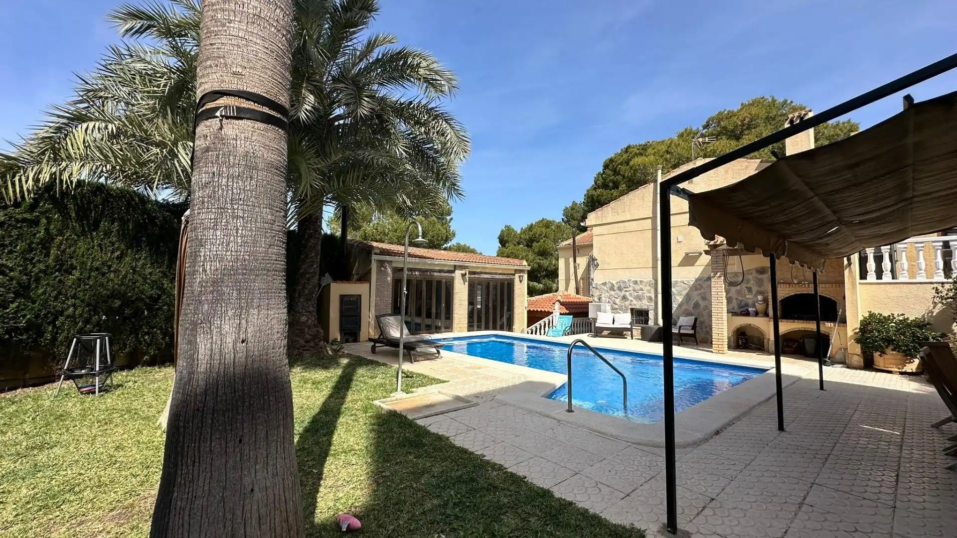 Vista exterior de Casa o xalet en venda en Torrevieja amb Calefacció, Jardí privat i Piscina