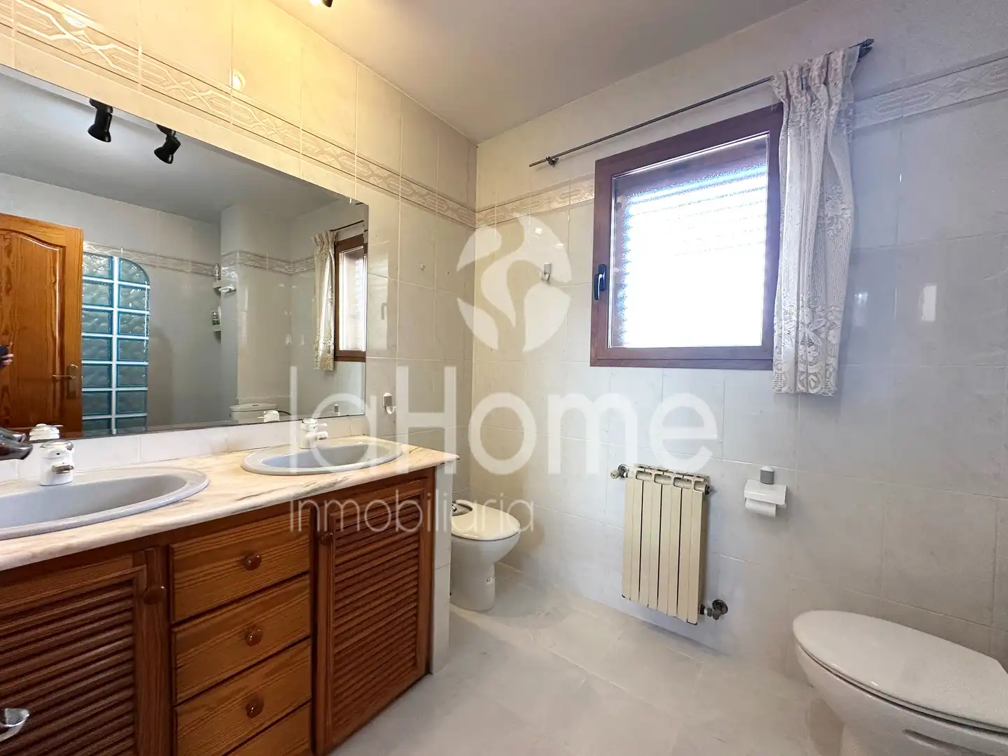 Badezimmer von Haus oder Chalet zum Verkauf in Paterna mit Klimaanlage, Heizung und Privatgarten