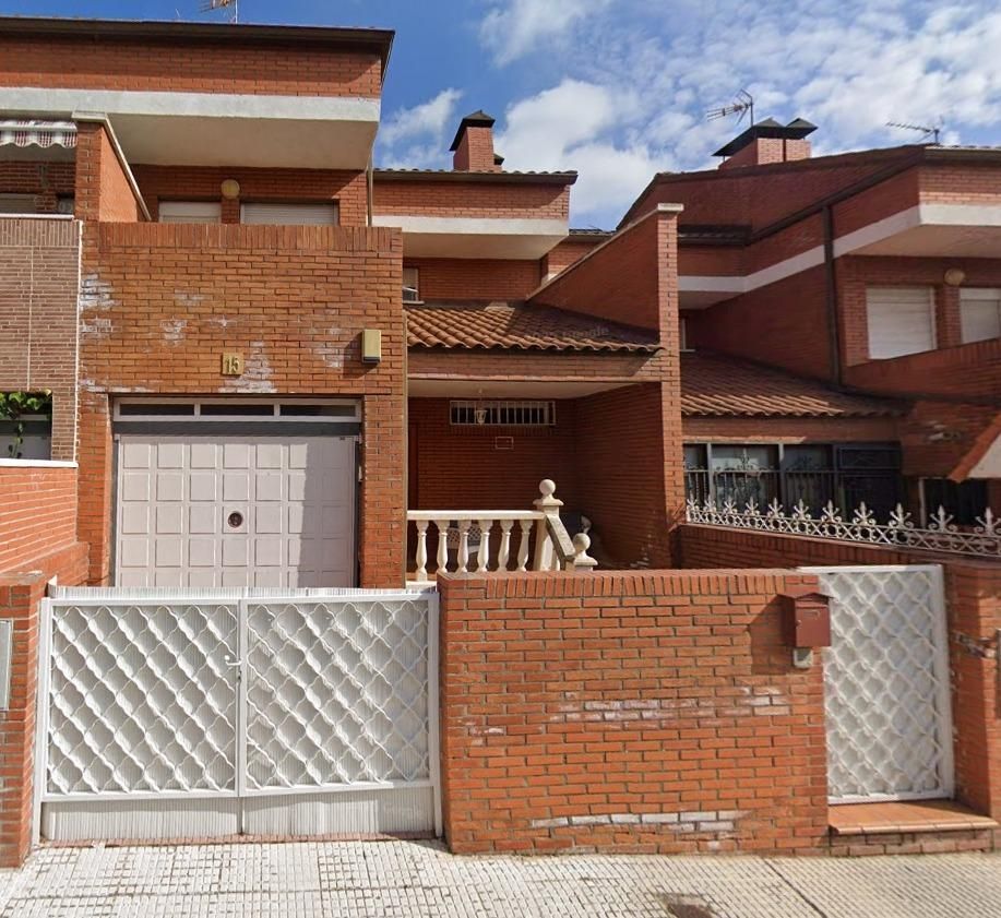 Vista exterior de Casa adosada en venda en Seseña amb Jardí privat