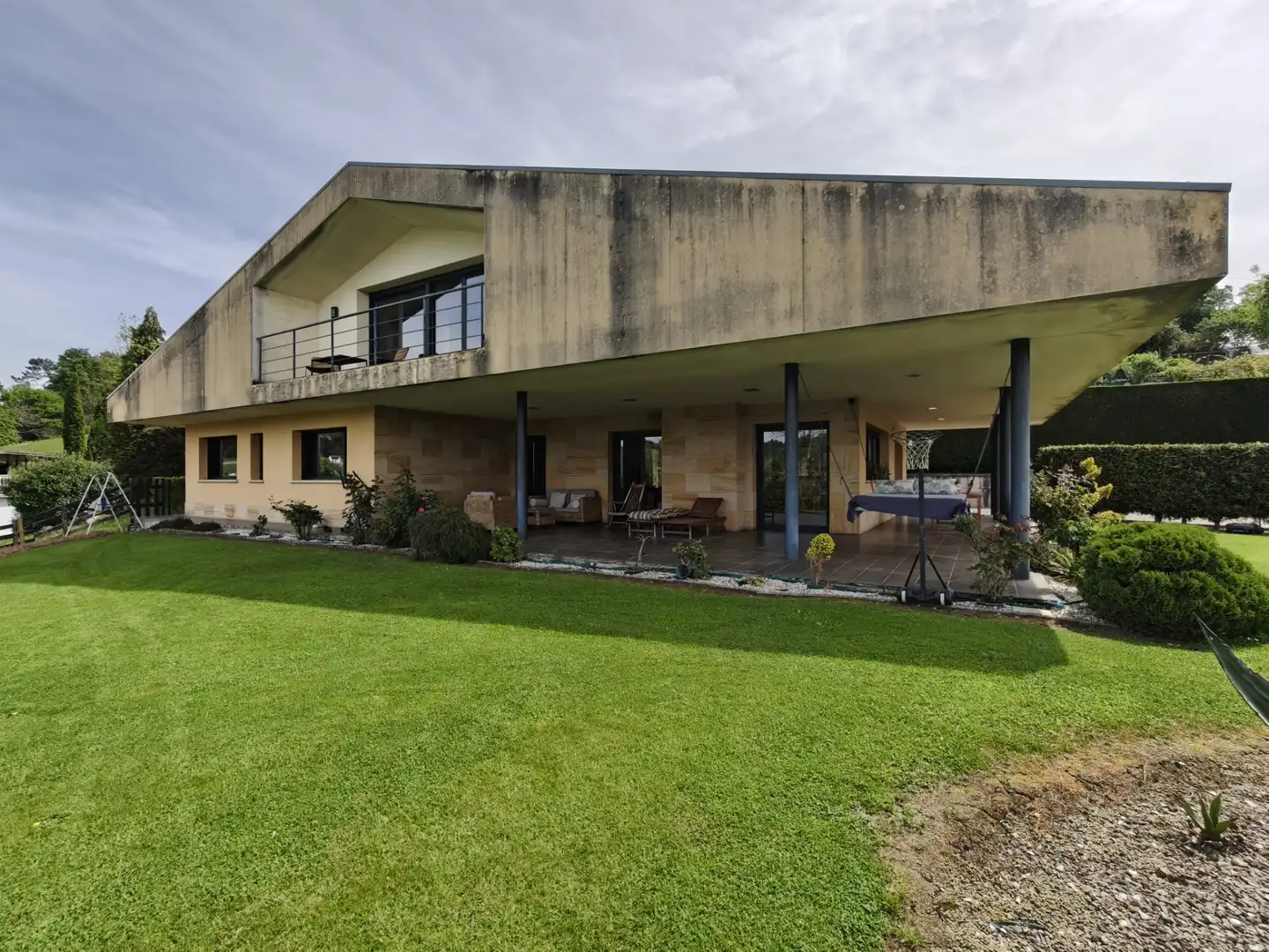 Vista exterior de Casa o xalet en venda en Siero amb Jardí privat, Terrassa i Traster
