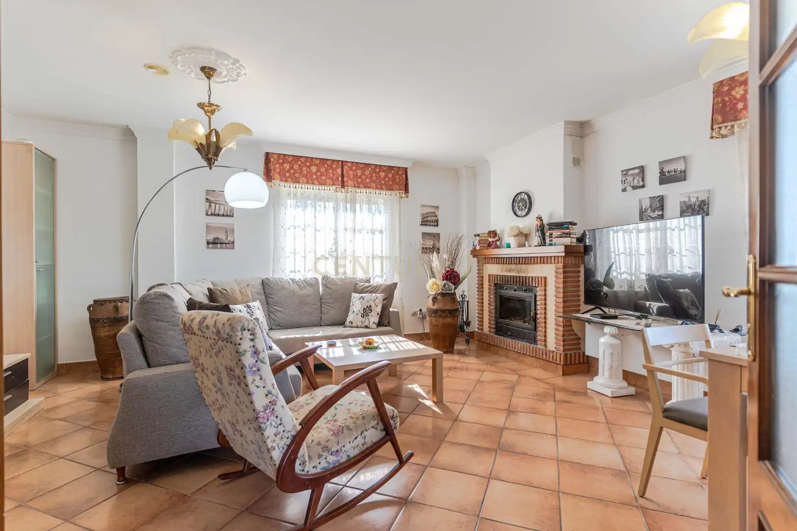 Sala d'estar de Casa o xalet en venda en La Zubia amb Jardí privat, Traster i Piscina