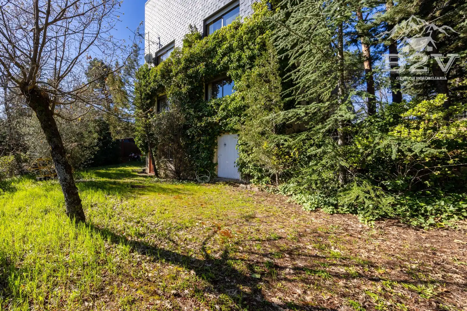 Vista exterior de Casa o xalet en venda en Miraflores de la Sierra amb Calefacció, Jardí privat i Traster