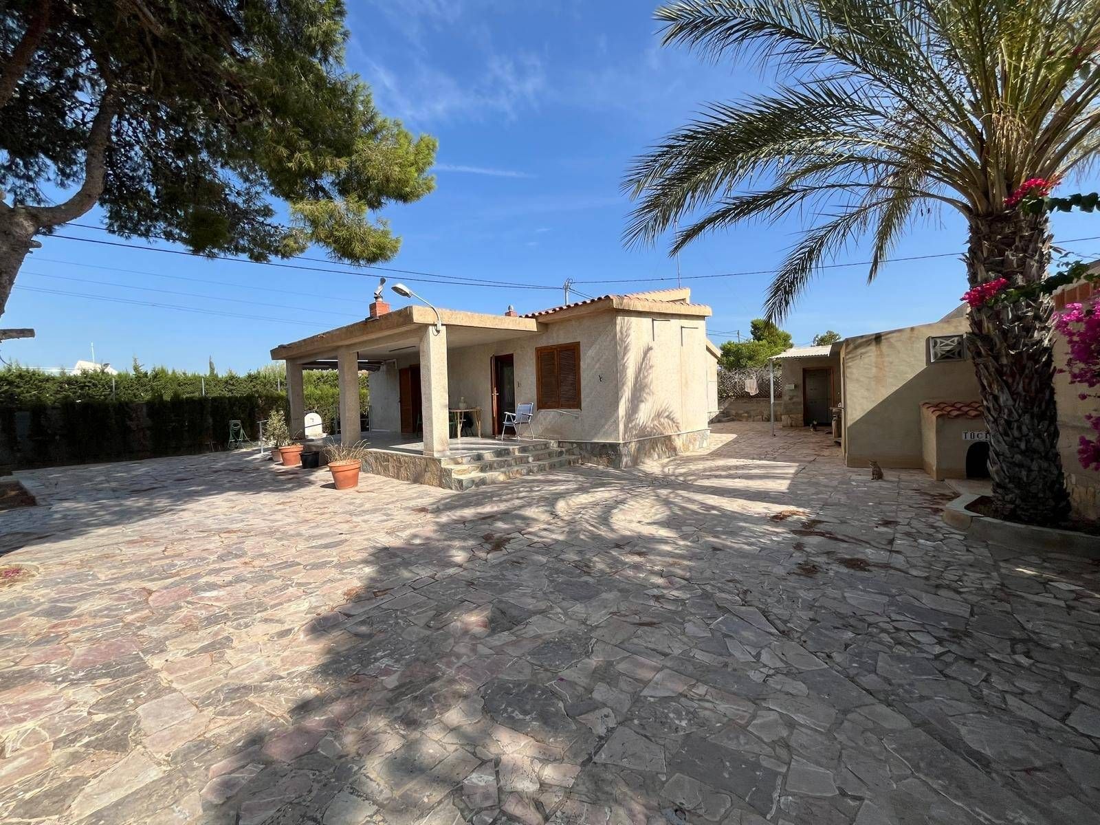 Vista exterior de Casa o xalet en venda en Elche / Elx amb Aire condicionat, Jardí privat i Terrassa