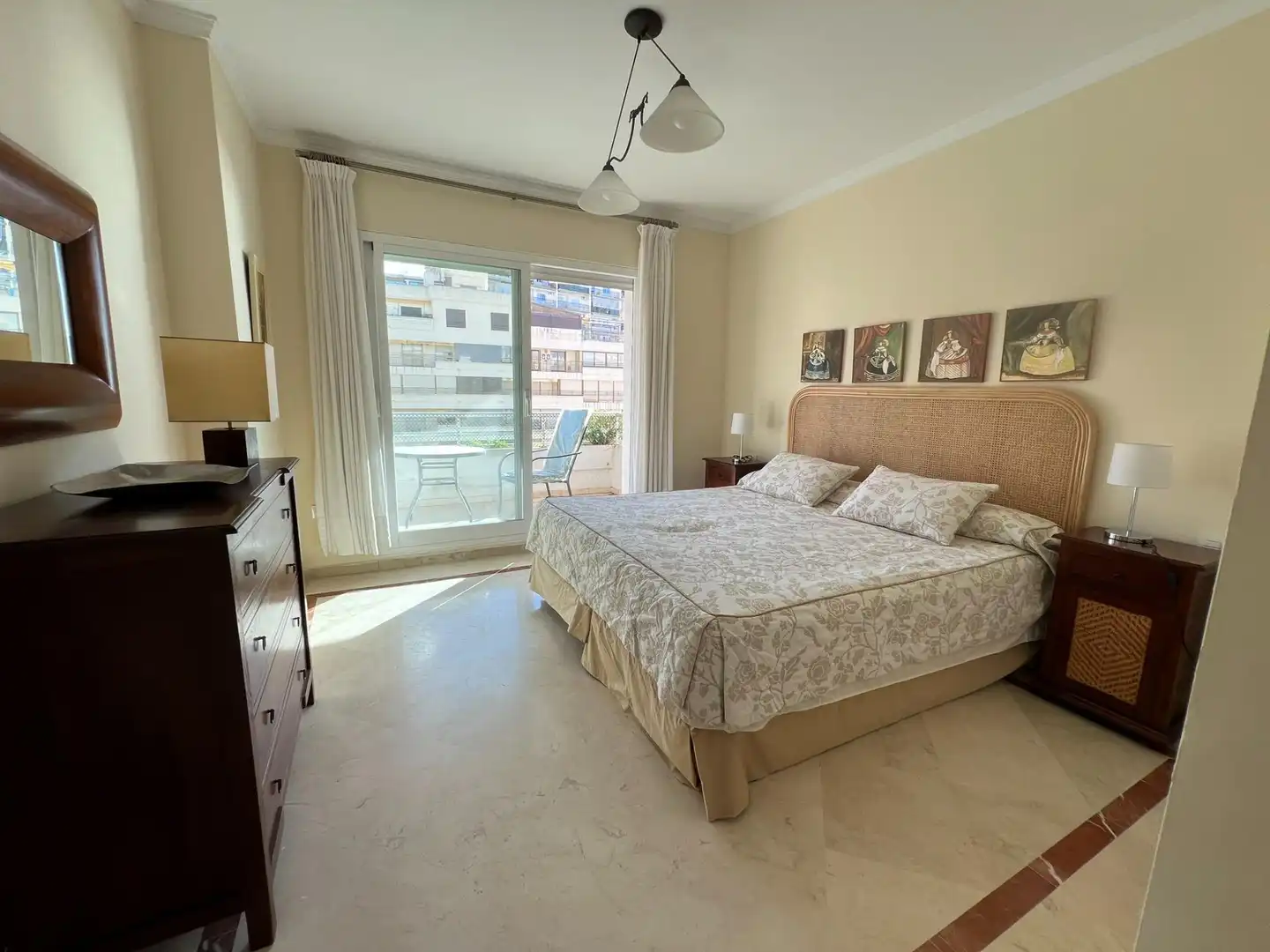 Schlafzimmer von Wohnungen zur Miete in Marbella mit Klimaanlage, Heizung und Terrasse