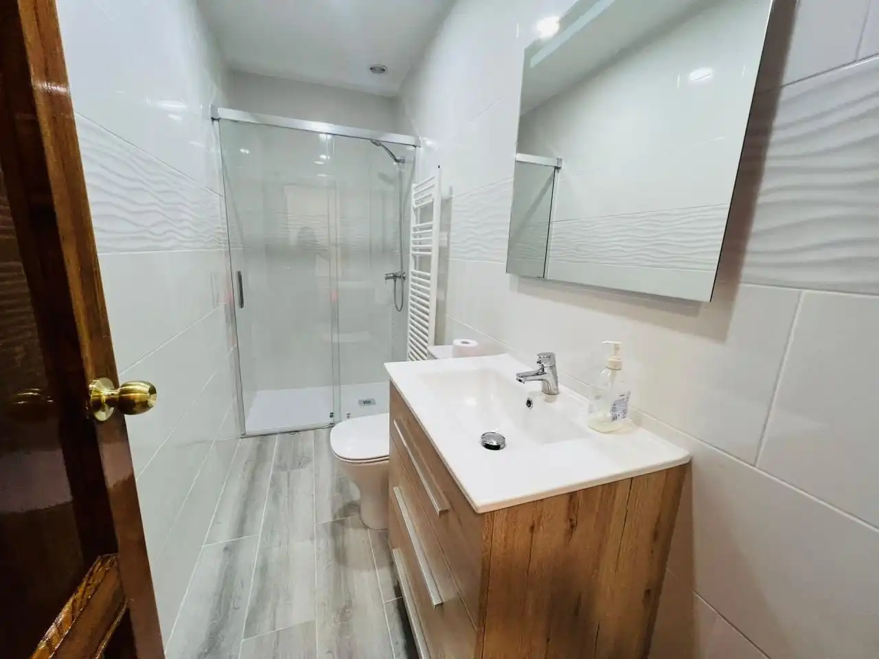 Bathroom of Flat for share in Ourense Capital   with Heating, Furnished and Balcony