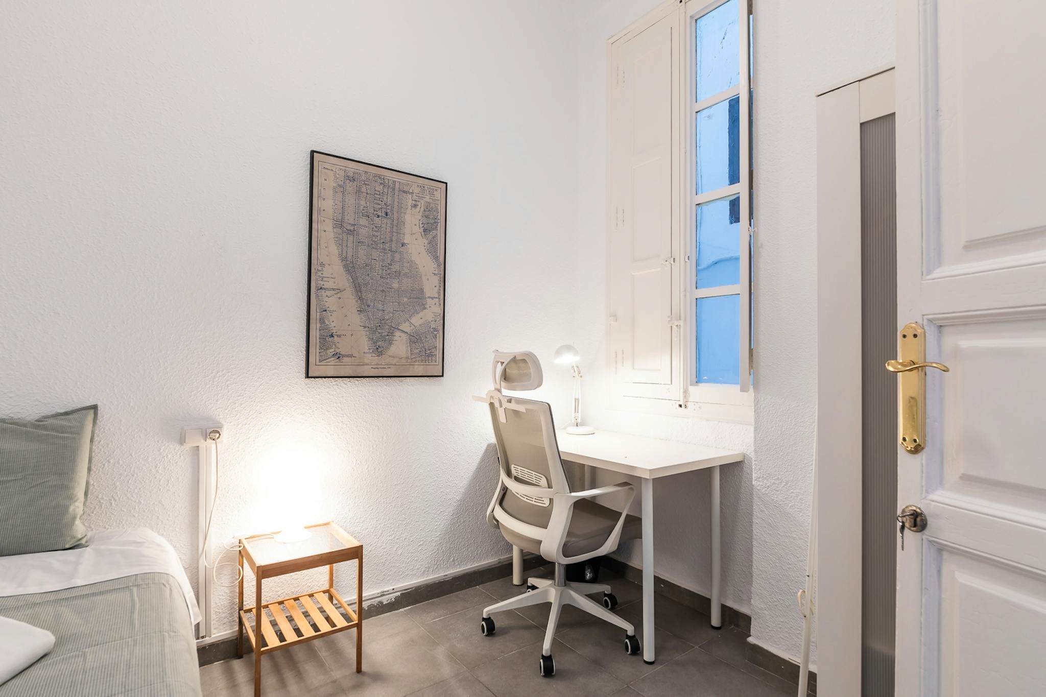Bedroom of Flat to share in  Valencia Capital  with Heating, Washing machine and Balcony
