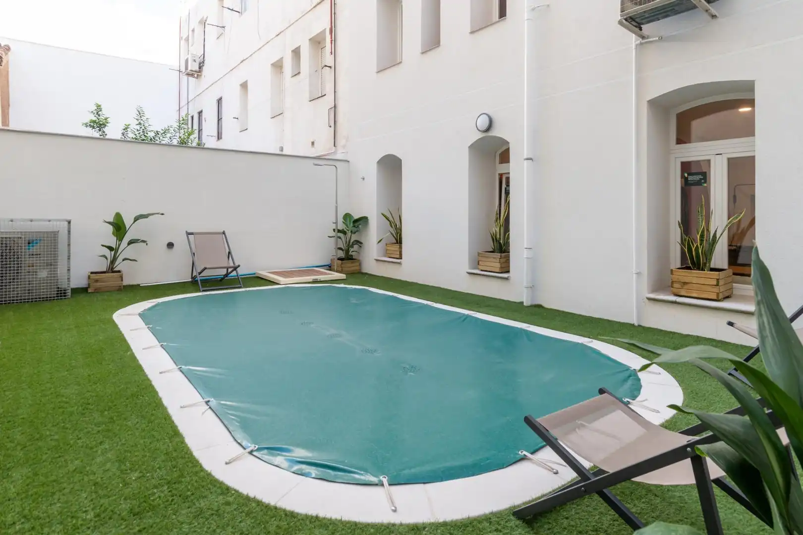 Swimming pool of Apartments for rent in Madrid