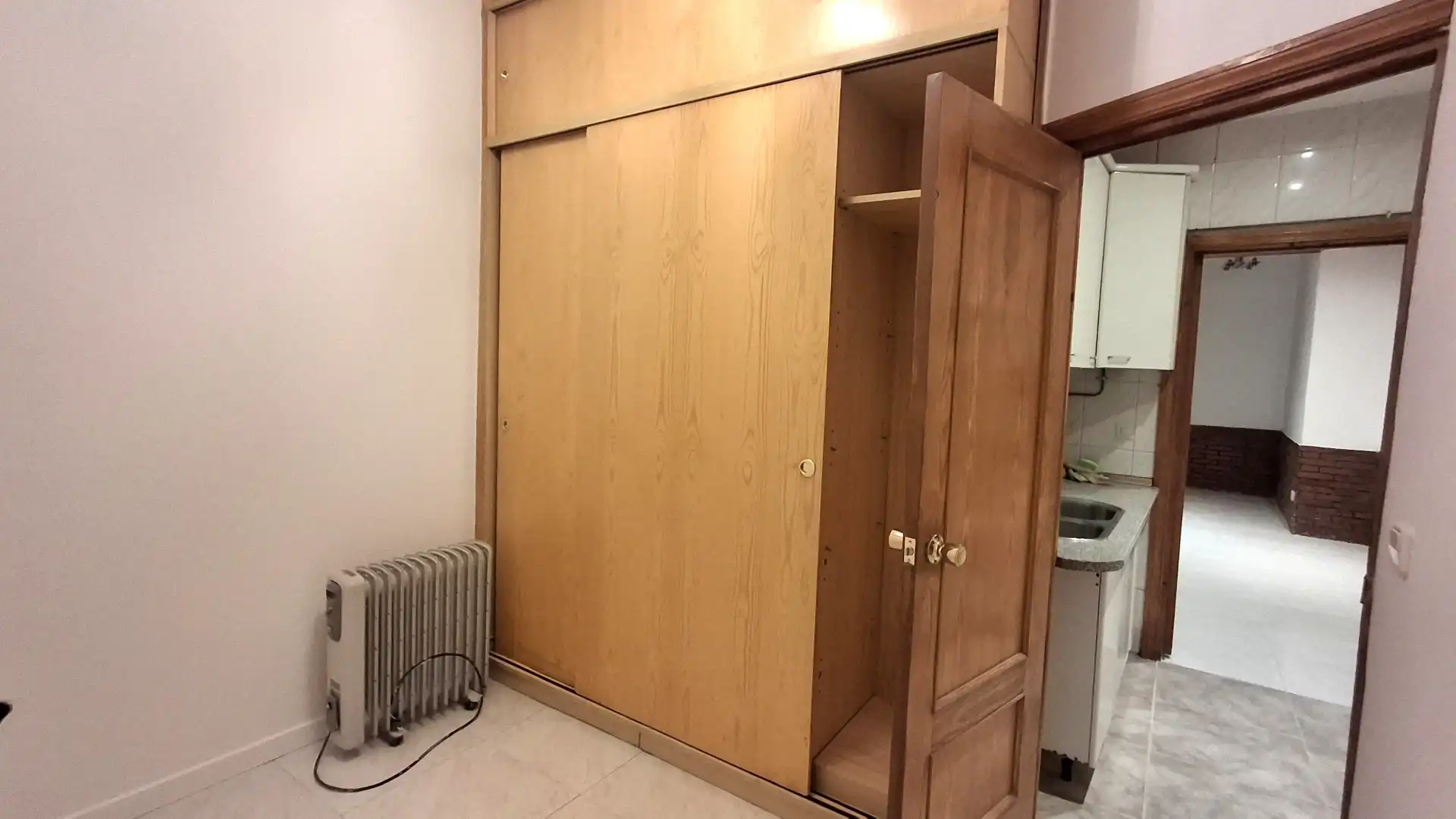 Habitación de Piso en venta en Madrid con Horno, Lavadora y Alarma