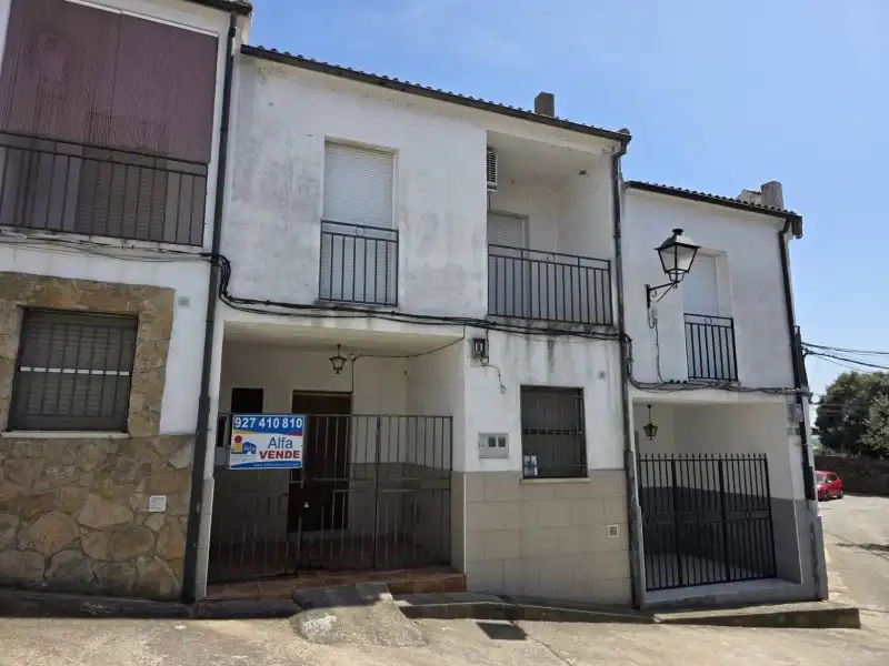 Vista exterior de Casa o xalet en venda en Valdeobispo amb Aire condicionat, Jardí privat i Terrassa