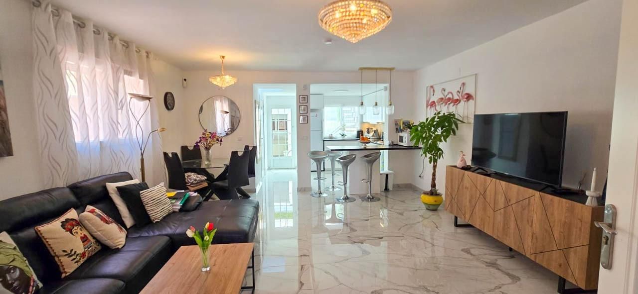 Sala d'estar de Casa adosada en venda en Torrevieja amb Aire condicionat, Terrassa i Moblat