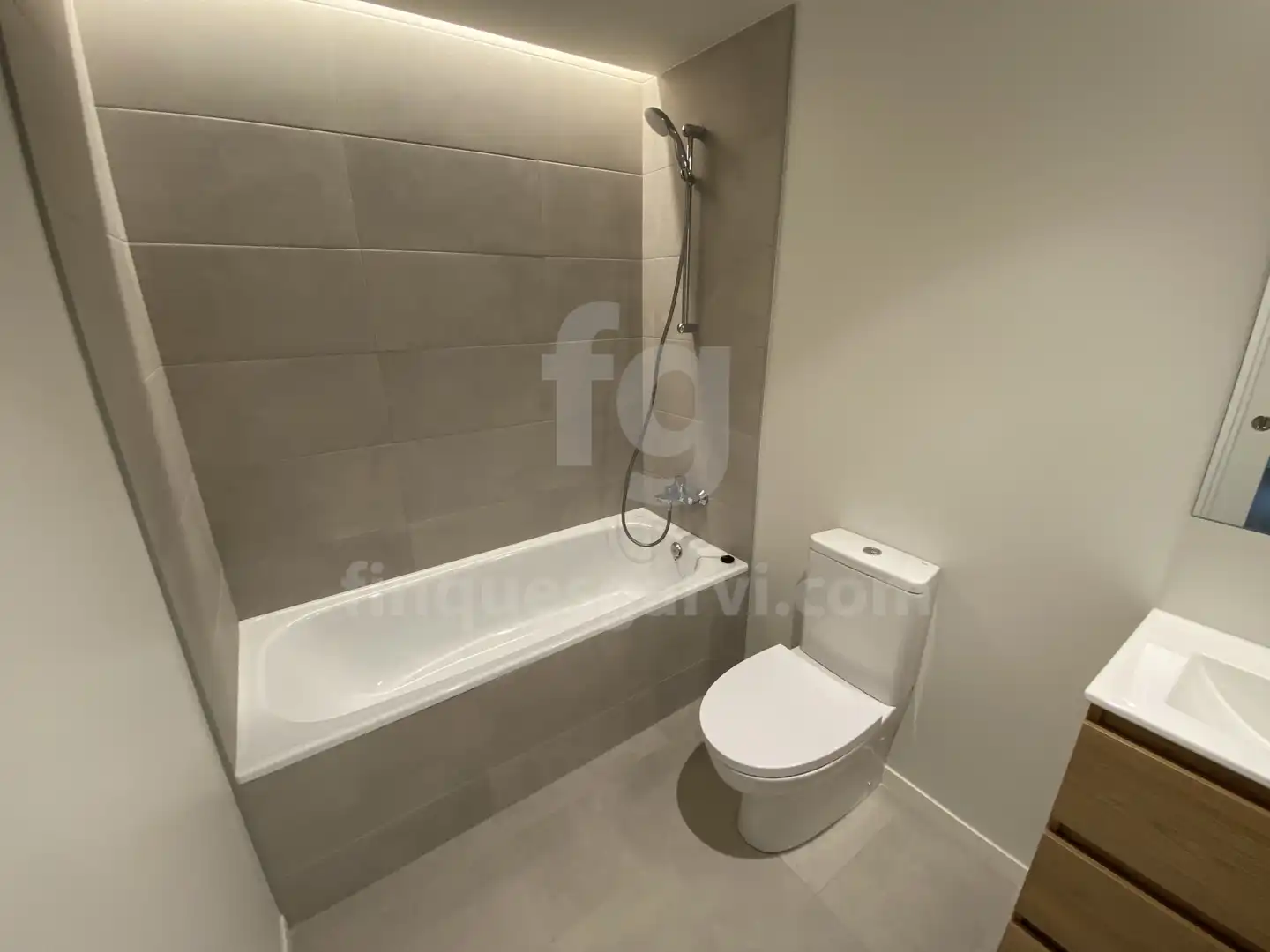 Baño de Piso de alquiler en Mataró con Aire acondicionado, Calefacción y Terraza