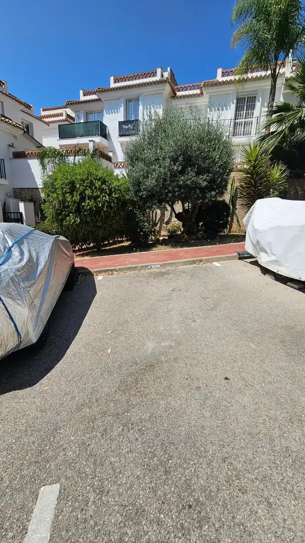 Aparcament de Casa adosada en venda en Benalmádena amb Aire condicionat, Jardí privat i Terrassa