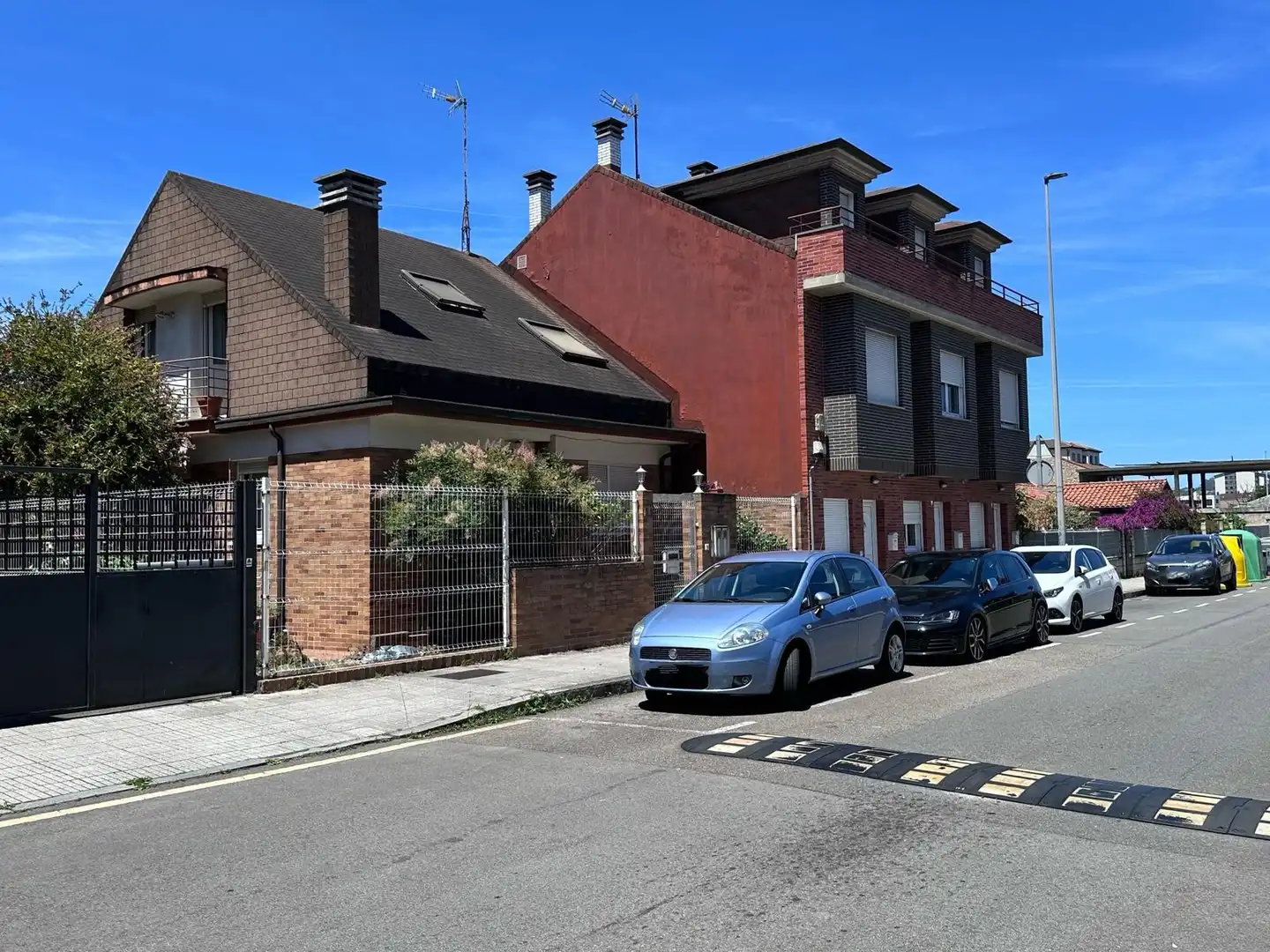 Vista exterior de Casa adosada en venda en Gijón  amb Calefacció, Parquet i Terrassa