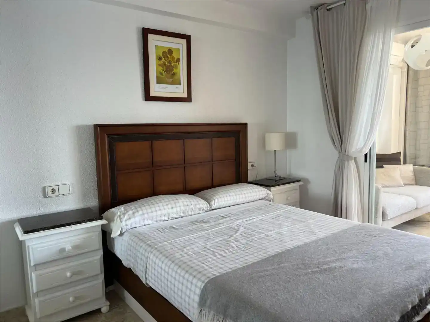 Schlafzimmer von Wohnung zur Miete in Benidorm mit Klimaanlage, Privatgarten und Schwimmbad