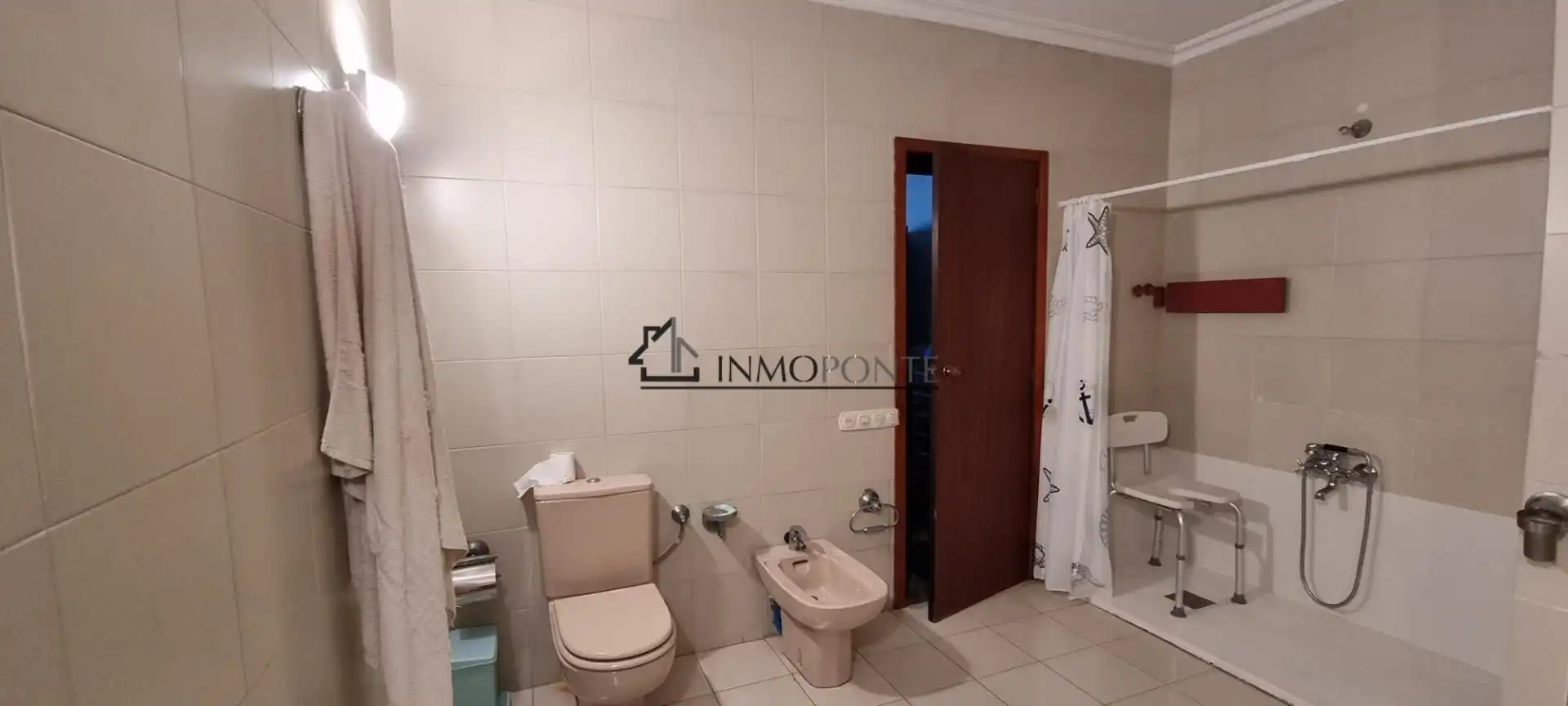 Bany de Casa o xalet en venda en Pontevedra Capital  amb Calefacció, Jardí privat i Terrassa