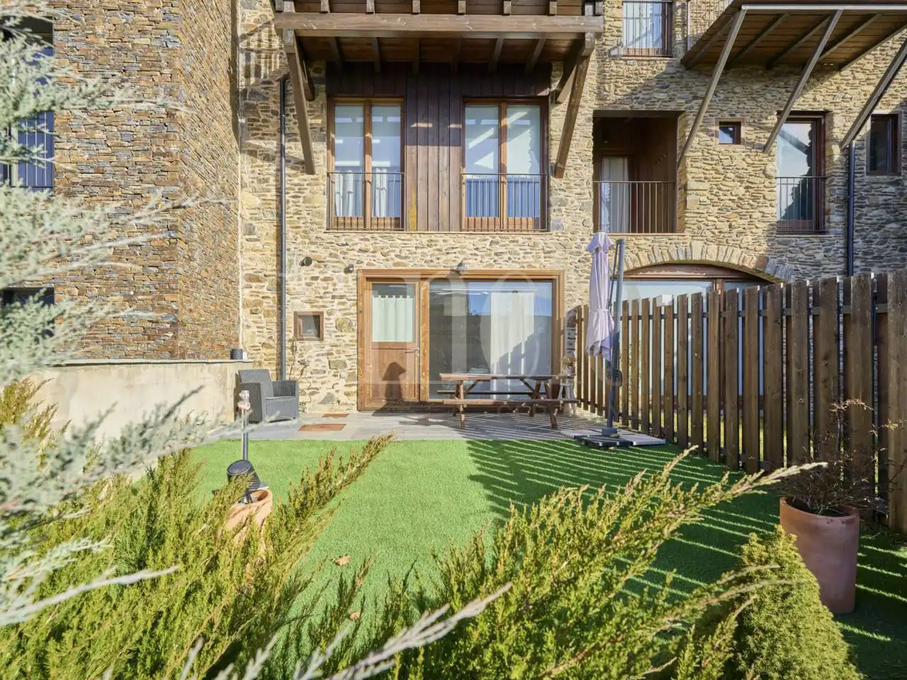 Adossat amb jardí en venda a Calle JULIA LYBICA