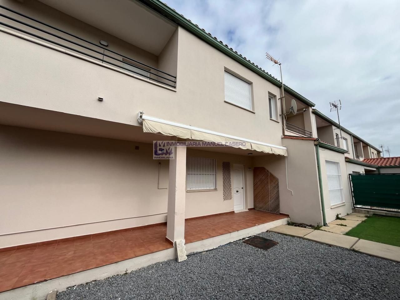 Vista exterior de Casa adosada de lloguer en Cáceres Capital amb Calefacció, Terrassa i Traster