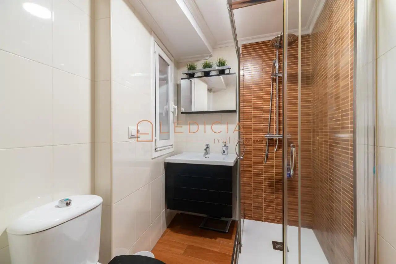 Bathroom of Flat for sale in Vigo   with Heating and Furnished