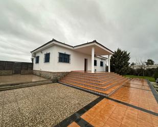 Vista exterior de Casa o xalet en venda en Carmona amb Piscina