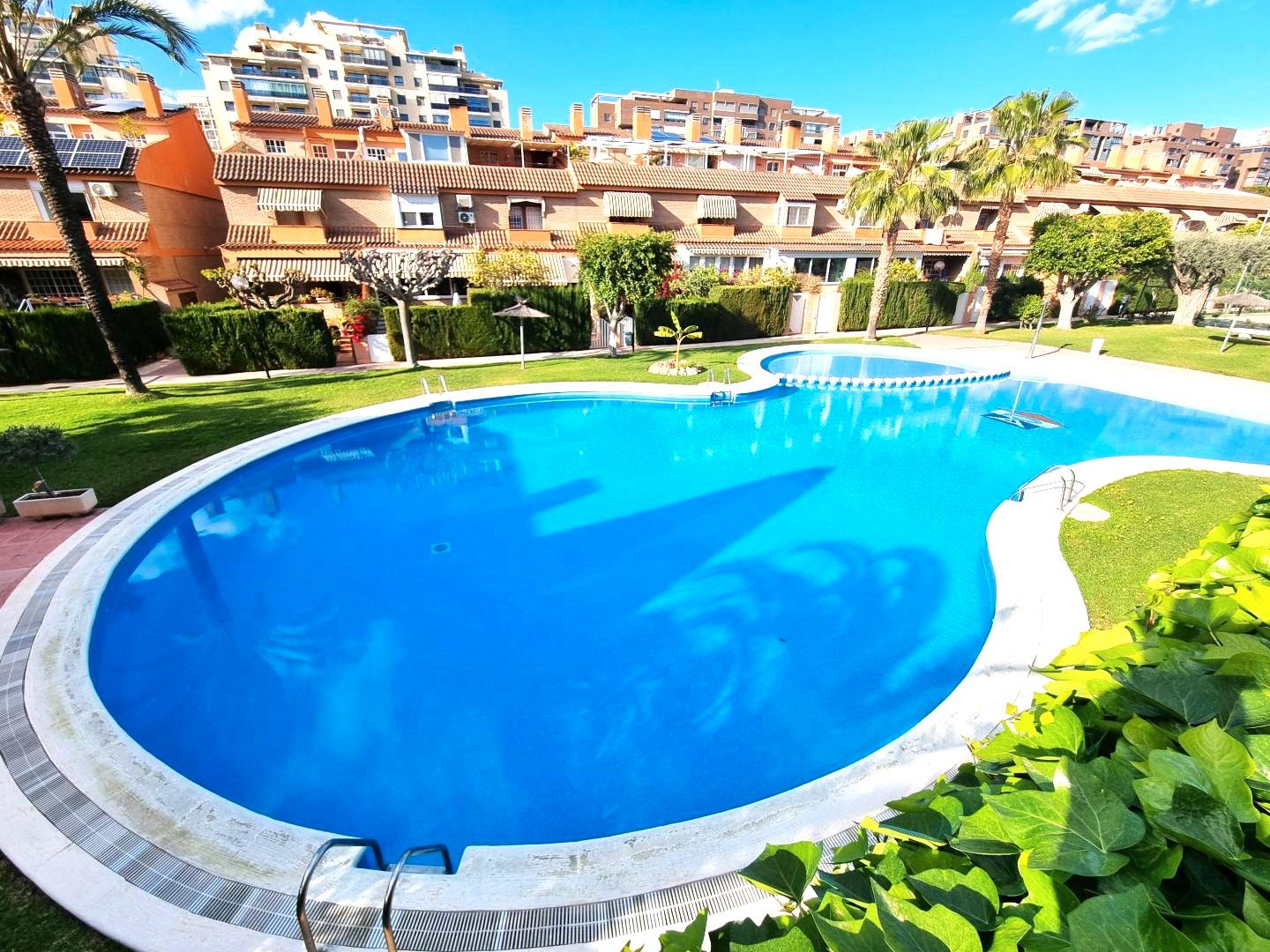 Piscina de Casa adosada en venda en Alicante / Alacant amb Aire condicionat, Calefacció i Parquet