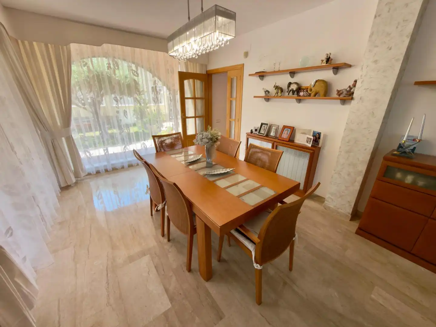 Menjador de Casa o xalet en venda en Sant Boi de Llobregat amb Calefacció, Jardí privat i Parquet