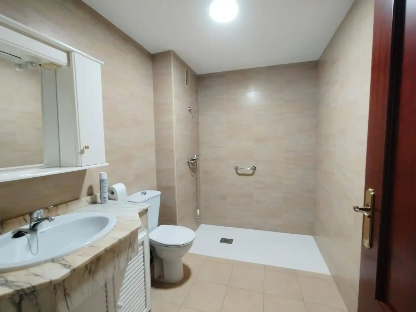 Badezimmer von Wohnung zum Verkauf in Chiclana de la Frontera mit Balkon