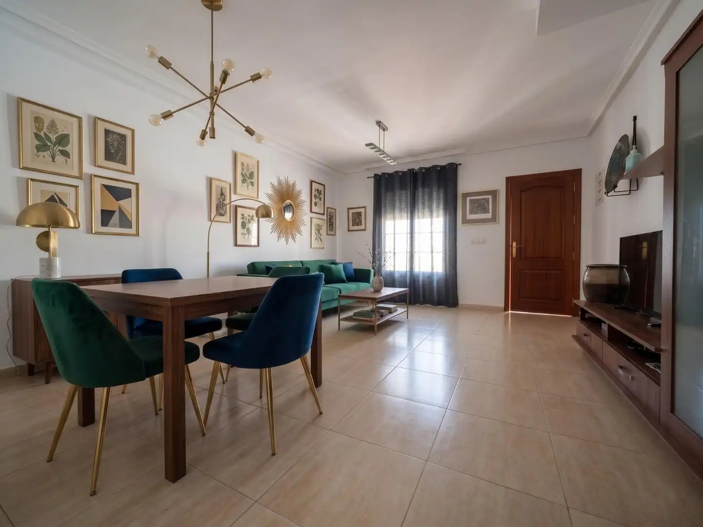Casa amb terrassa en venda a Calle Calle Hispasat