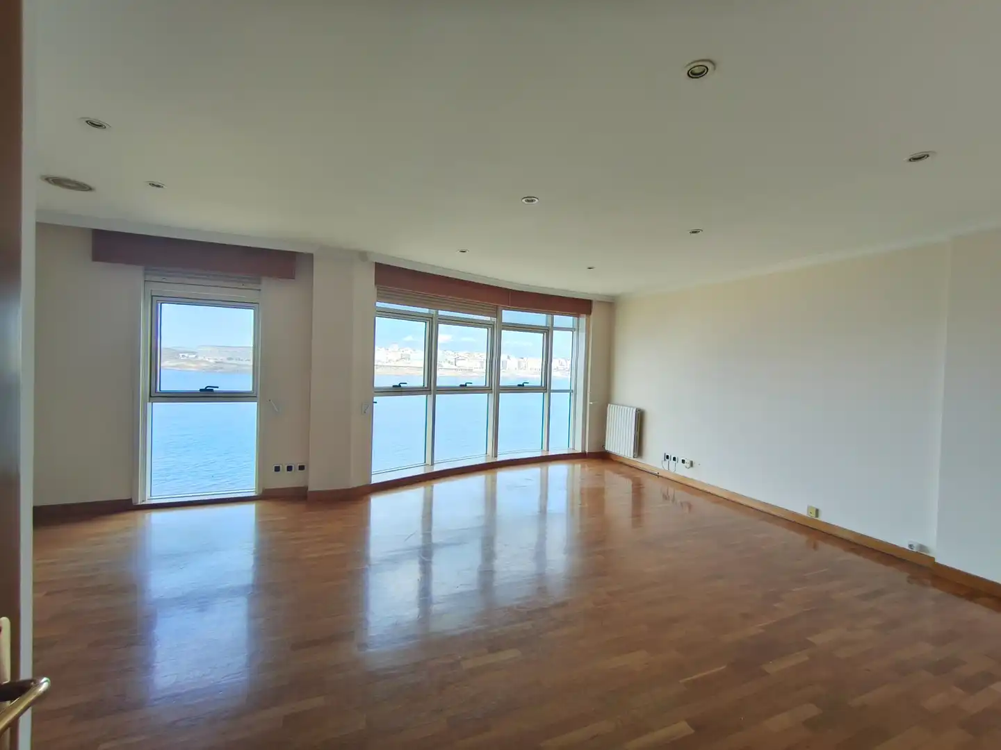 Wohnzimmer von Wohnung zur Miete in A Coruña Capital  mit Heizung, Parkett und Ofen