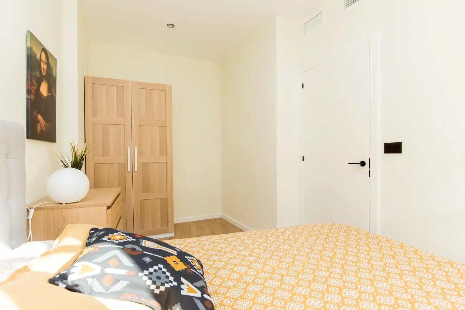 Bedroom of Flat for rent in Zaragoza  with Air Conditioner, Heating and Balcony