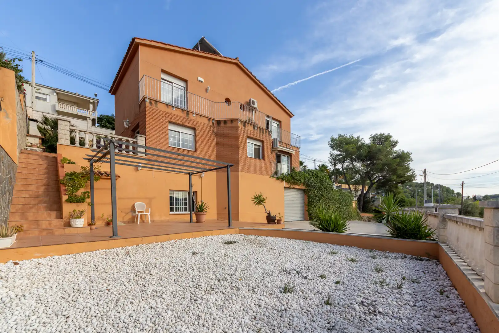 Chalet con terraza en venta en Carrer dels Pirineus, imagen 2