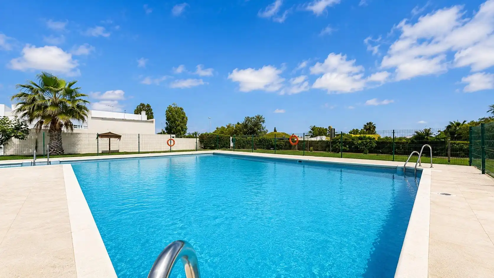 Piscina de Casa adosada en venda en Almería amb Aire condicionat, Terrassa i Balcó