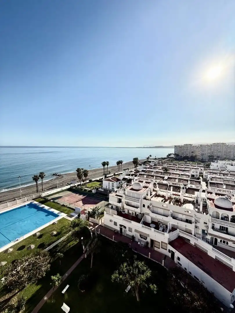 Vista exterior de Ático de alquiler en Vélez-Málaga con Jardín privado, Terraza y Amueblado
