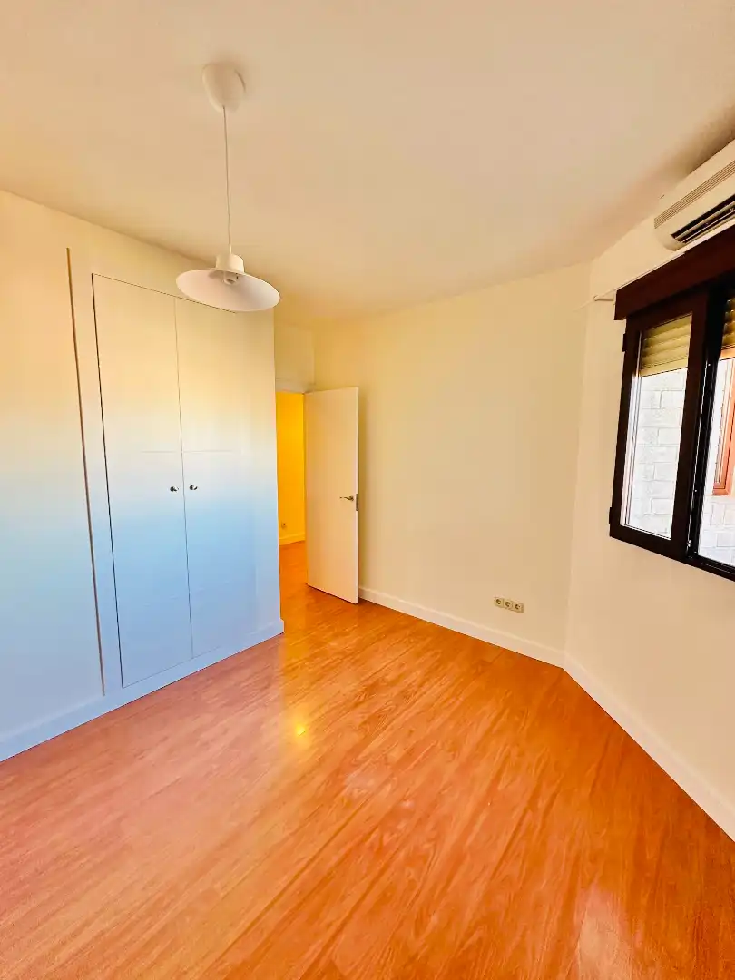 Habitación de Apartamento de alquiler en Granada con Aire acondicionado, Calefacción y Parquet