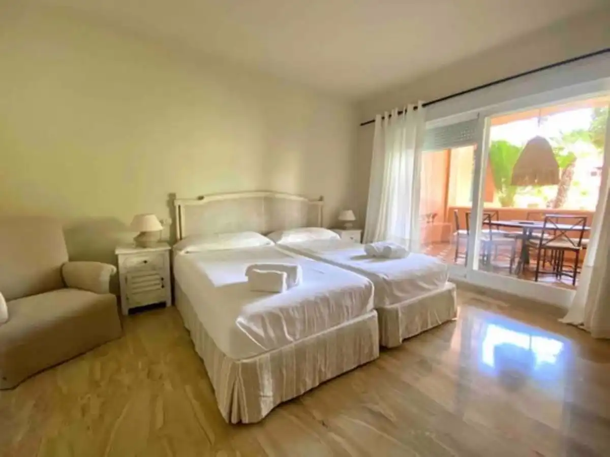 Dormitori de Apartament de lloguer en Estepona amb Aire condicionat, Moblat i Balcó