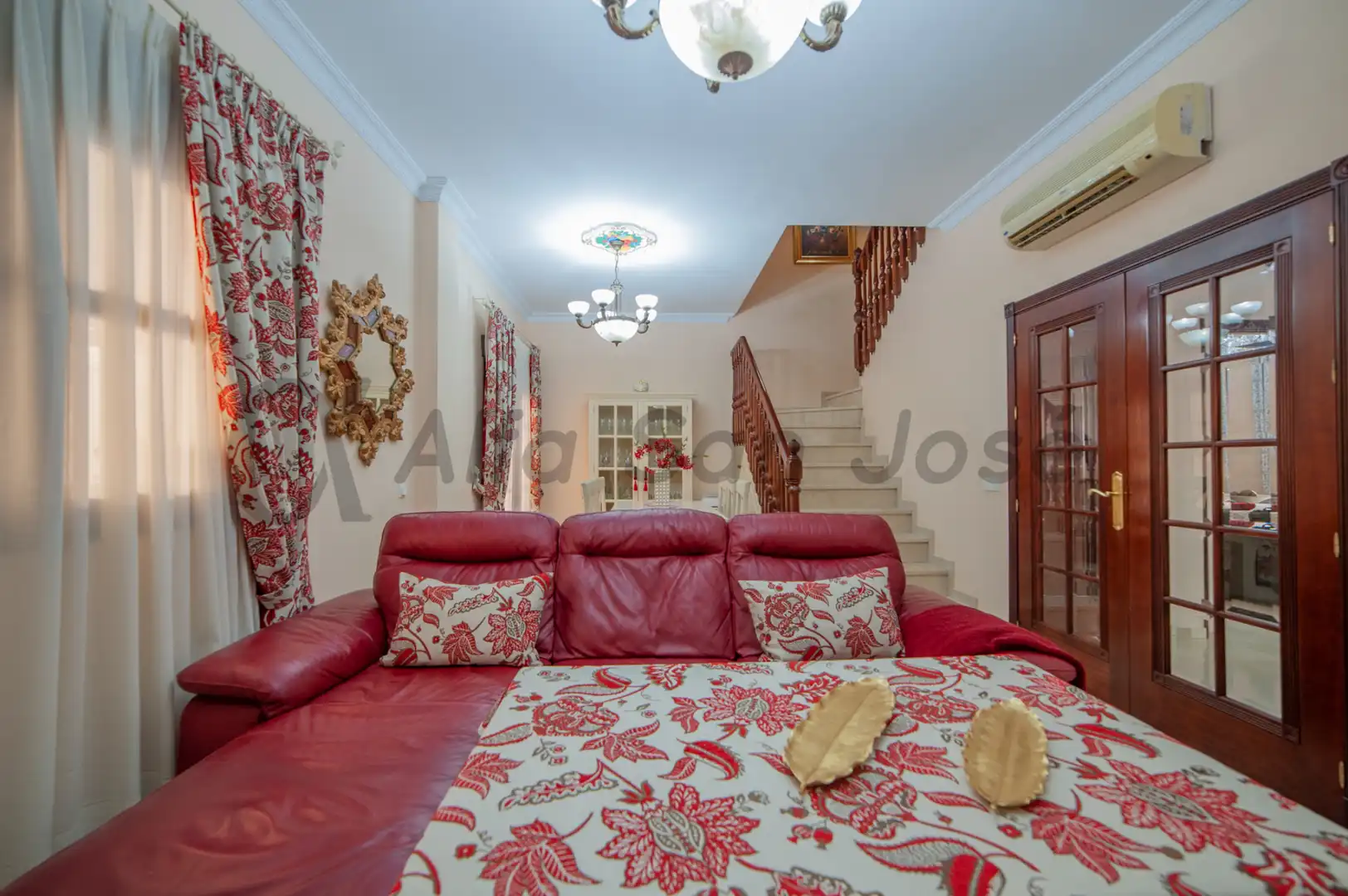 Sala d'estar de Casa adosada en venda en La Rinconada amb Terrassa, Piscina i Moblat