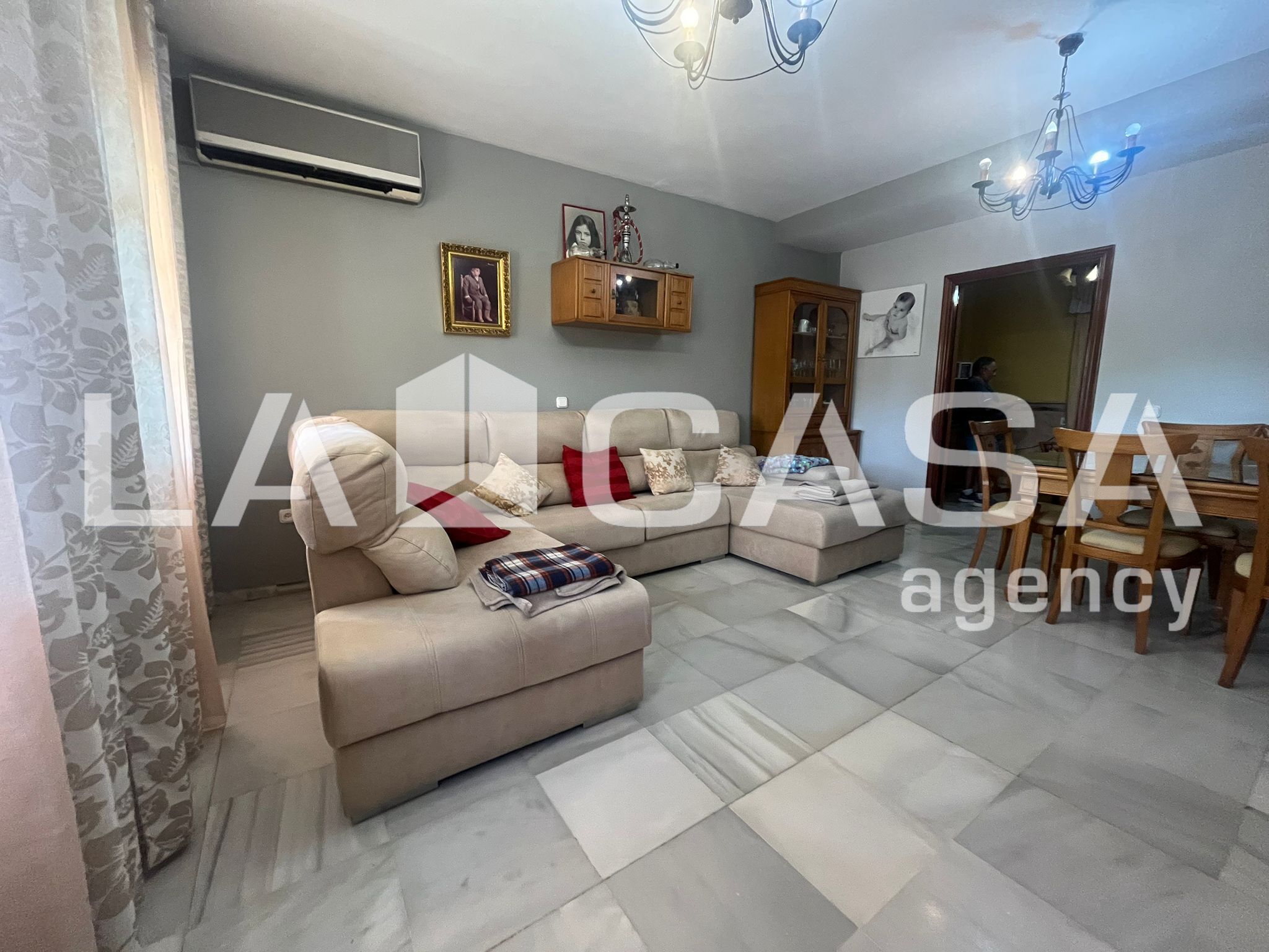 Sala d'estar de Casa adosada en venda en Dos Hermanas amb Aire condicionat, Calefacció i Terrassa