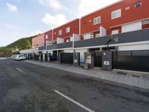 Vista exterior de Casa o xalet en venda en Las Palmas de Gran Canaria amb Aire condicionat, Terrassa i Traster