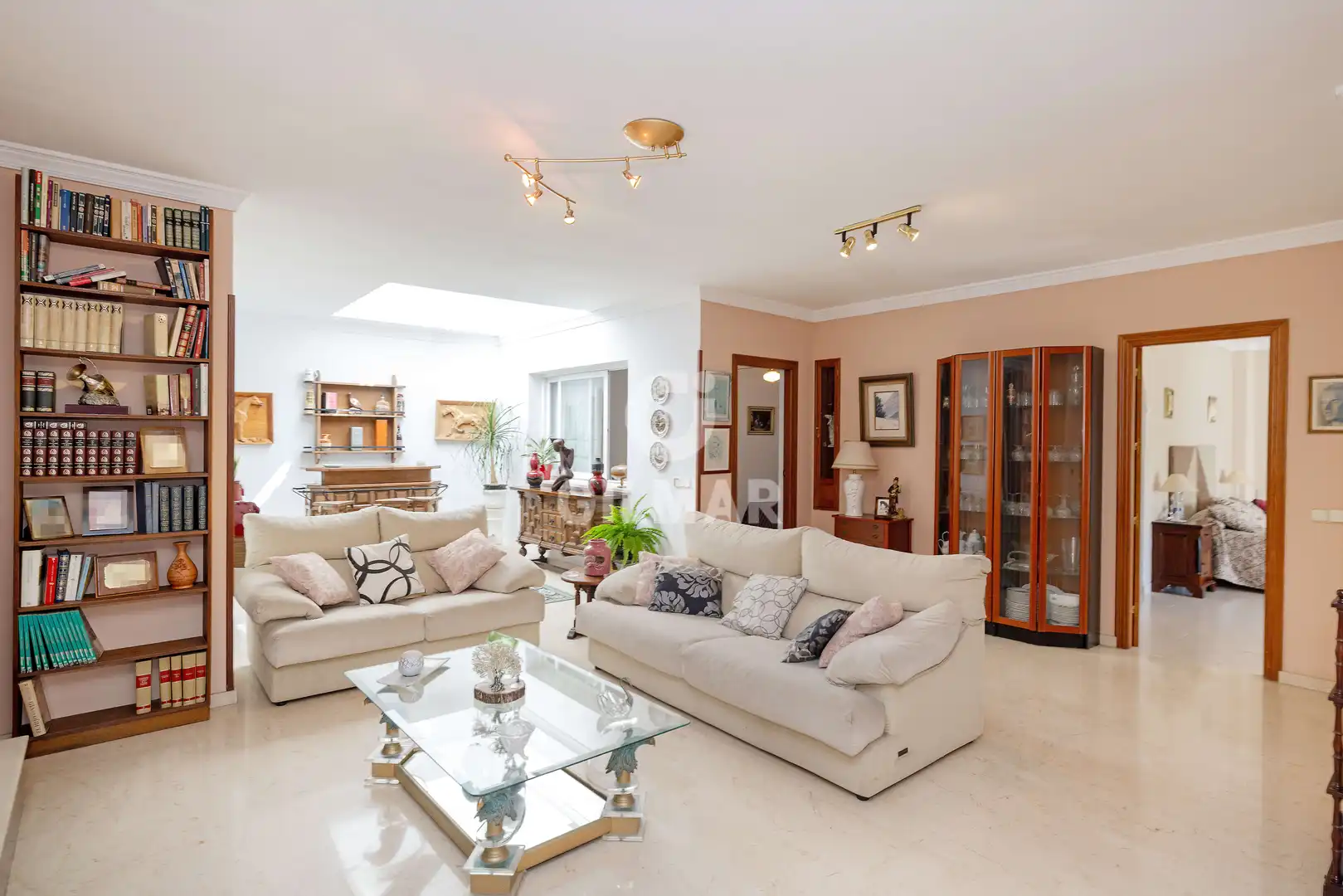 Sala d'estar de Casa adosada en venda en Marbella