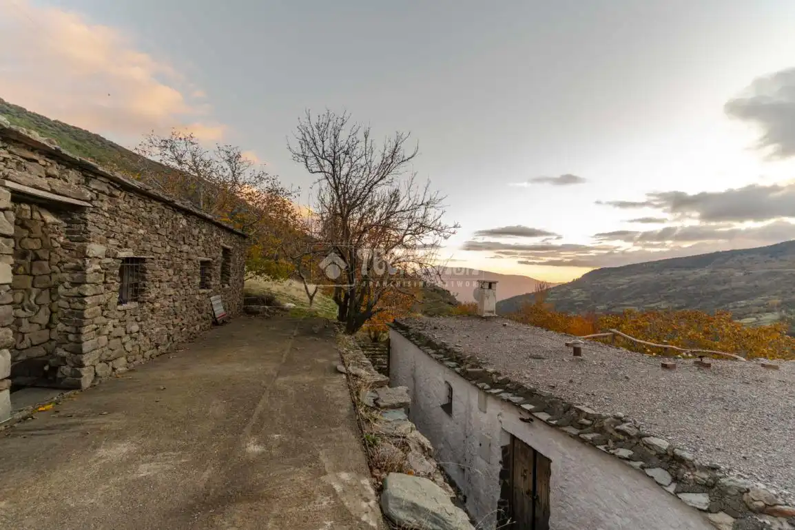Vista exterior de Finca rústica en venta en Capileira con Calefacción, Terraza y Balcón