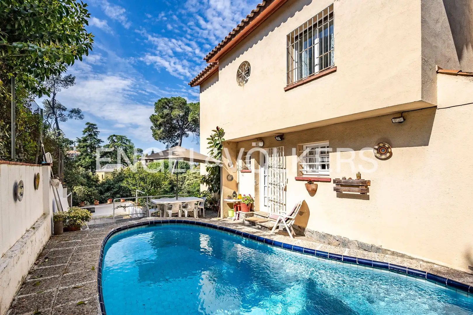 Vista exterior de Casa o xalet en venda en Sant Cugat del Vallès amb Calefacció, Jardí privat i Parquet